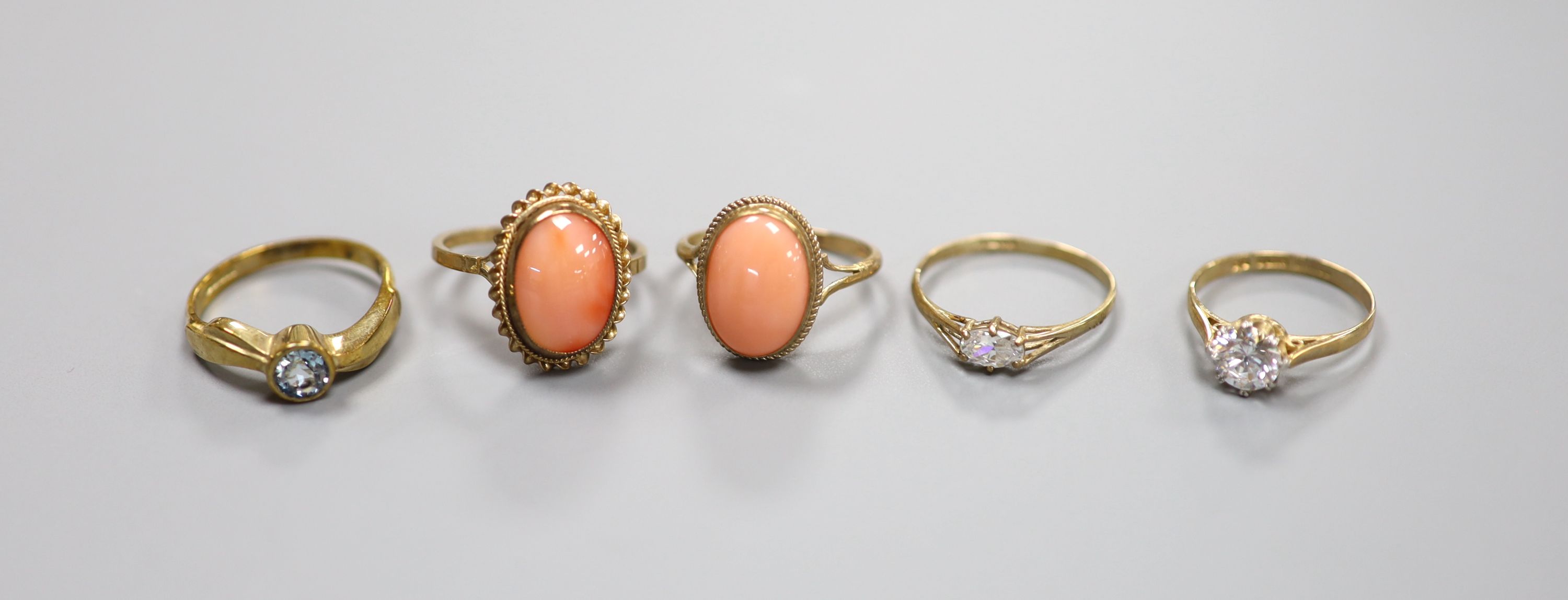 Five assorted modern 9ct gold and gem set rings, including aquamarine and two cabochon coral